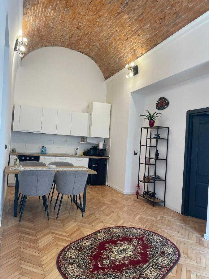 Central Apartment With 2 Bedrooms And 2 Bathrooms Oradea Exterior photo