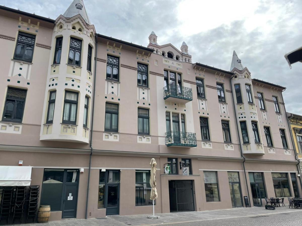 Central Apartment With 2 Bedrooms And 2 Bathrooms Oradea Exterior photo