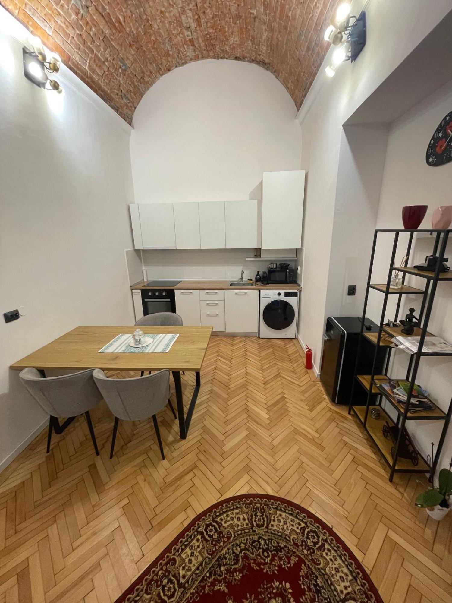 Central Apartment With 2 Bedrooms And 2 Bathrooms Oradea Exterior photo